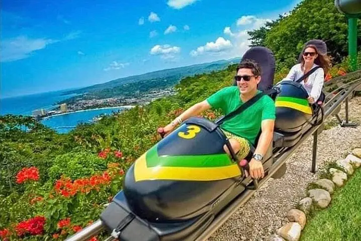 Half- Day Tour of Dunn's River Falls and Blue Hole in Ocho Rios