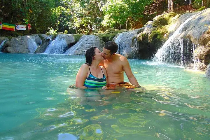 Half- Day Tour of Dunn's River Falls and Blue Hole in Ocho Rios