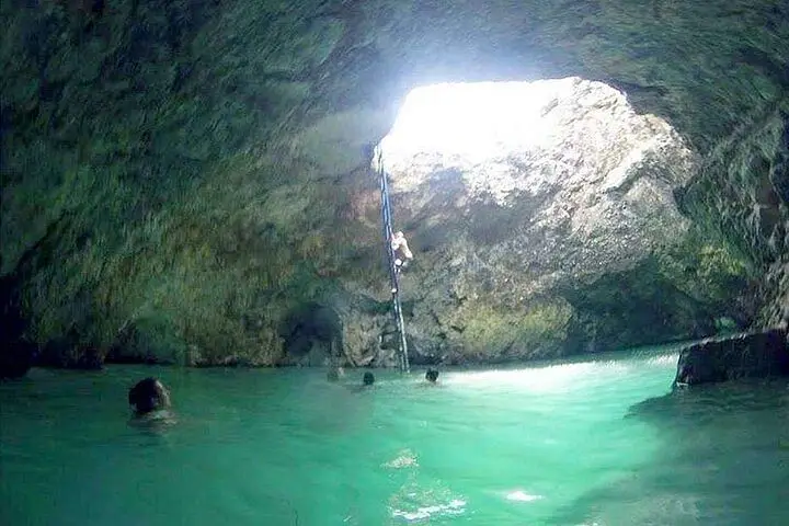 Half-Day Tour in Blue Hole mineral spring Negril with Transportation