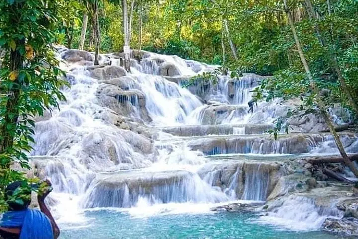 Half- Day Tour of Dunn's River Falls and Blue Hole in Ocho Rios